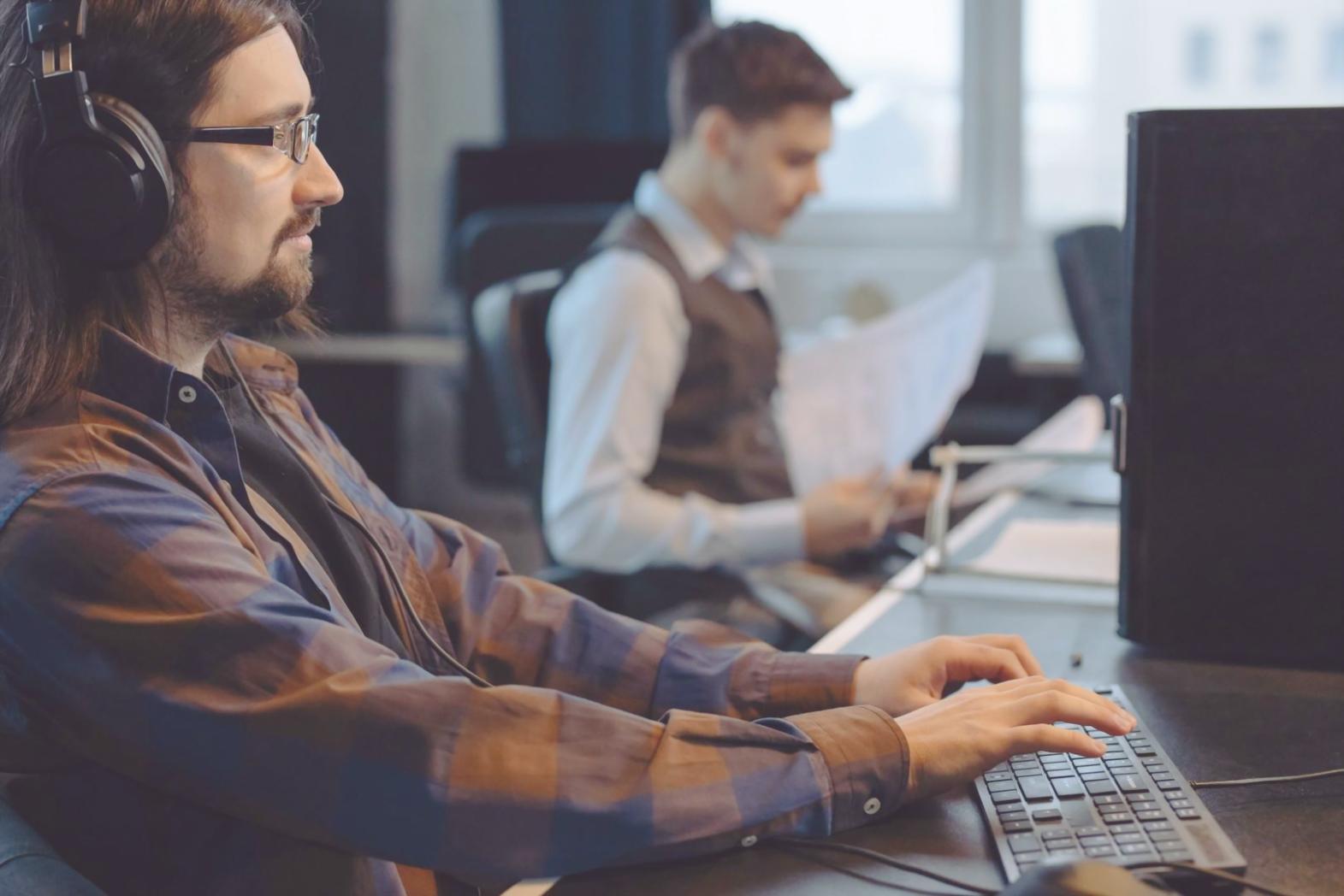 Deelnemers werken aan financiële deep learning modellen tijdens een live sessie